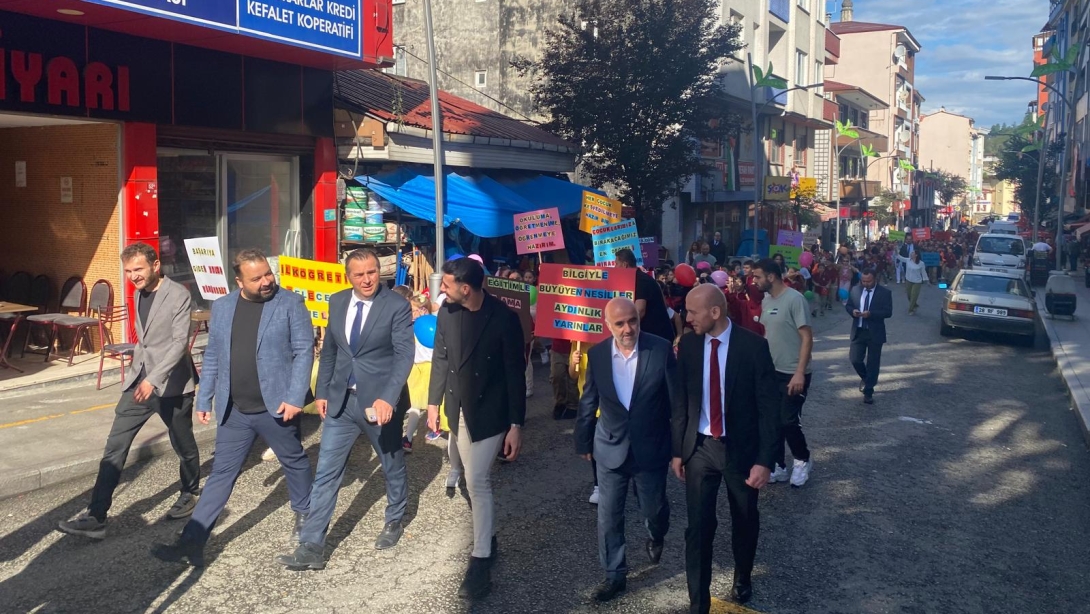 İLKÖĞRETİM HAFTASI ÇELENK SUNMA TÖRENİ VE KORTEJ YÜRÜYÜŞÜ GERÇEKLEŞTİRİLDİ